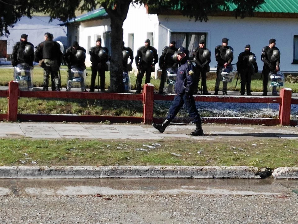 Allanaron la sede de Gendarmería por la desaparición de Maldonado