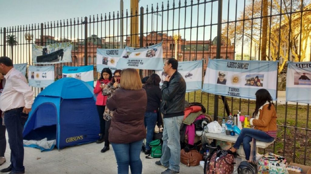 Familiares de tripulantes del ARA San Juan están encadenados en la Plaza de Mayo